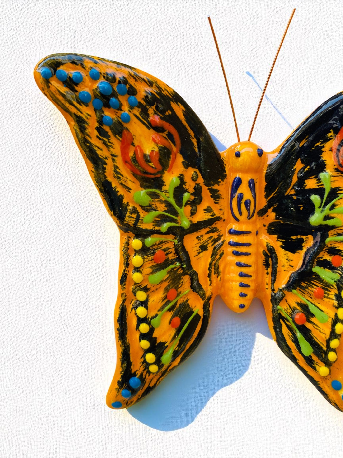 Piccola farfalla colorata in ceramica fatta a mano