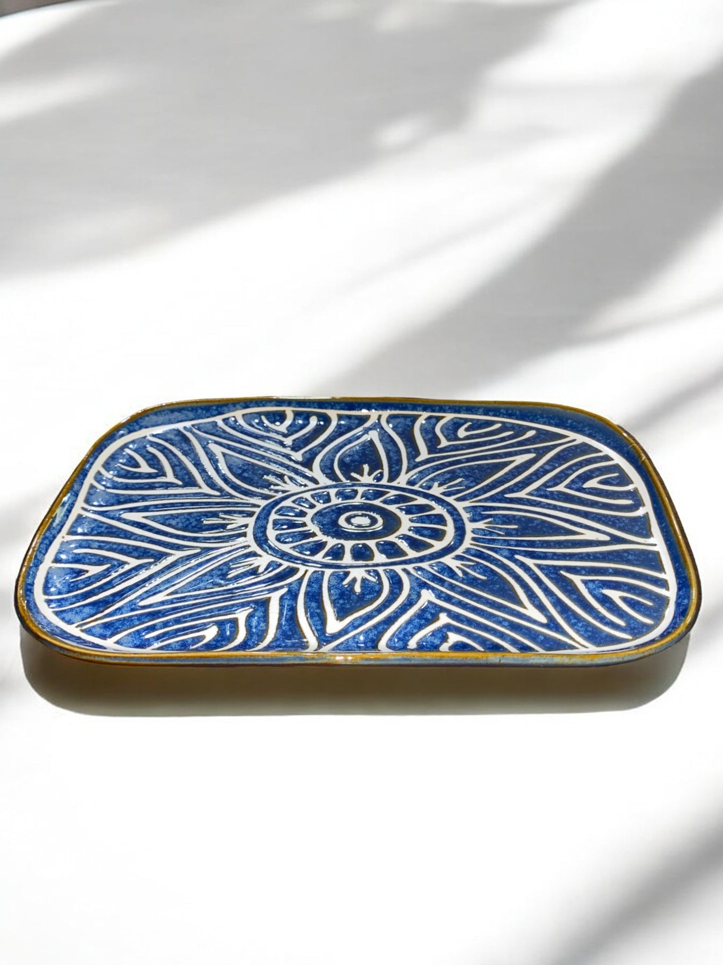 Petite Assiette Rectangulaire en Céramique Artisanale Bleu Marine et Blanc - Motif Soleil