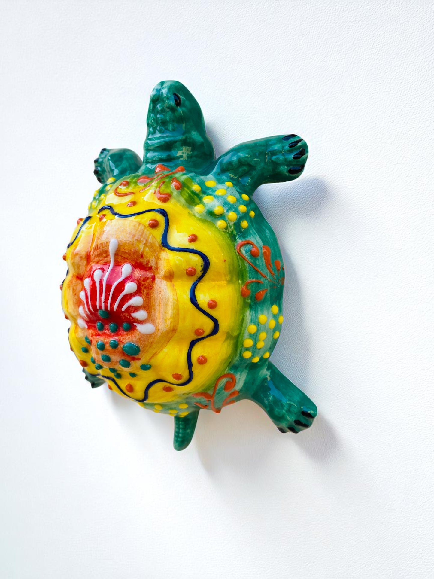 Tartaruga in ceramica colorata fatta a mano