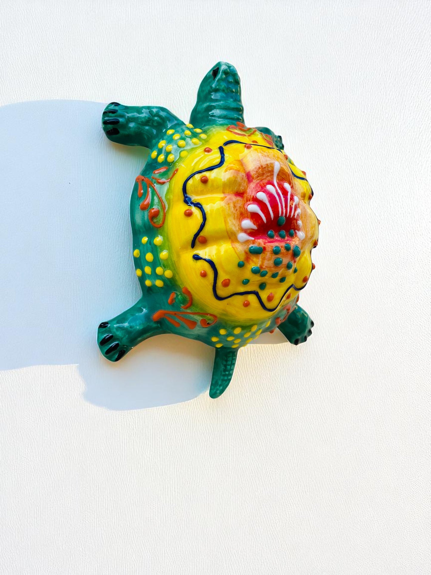 Tartaruga in ceramica colorata fatta a mano
