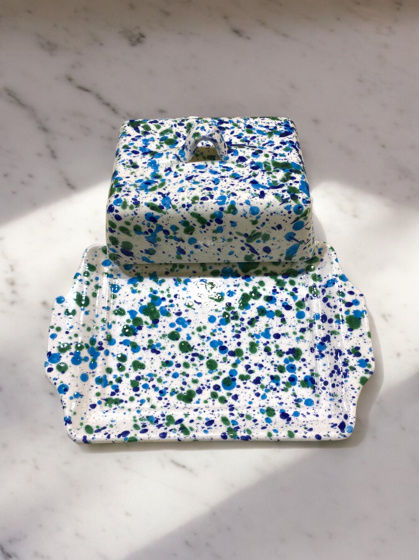 Beurrier en Céramique Artisanale - Motif Moucheté Bleu et Vert