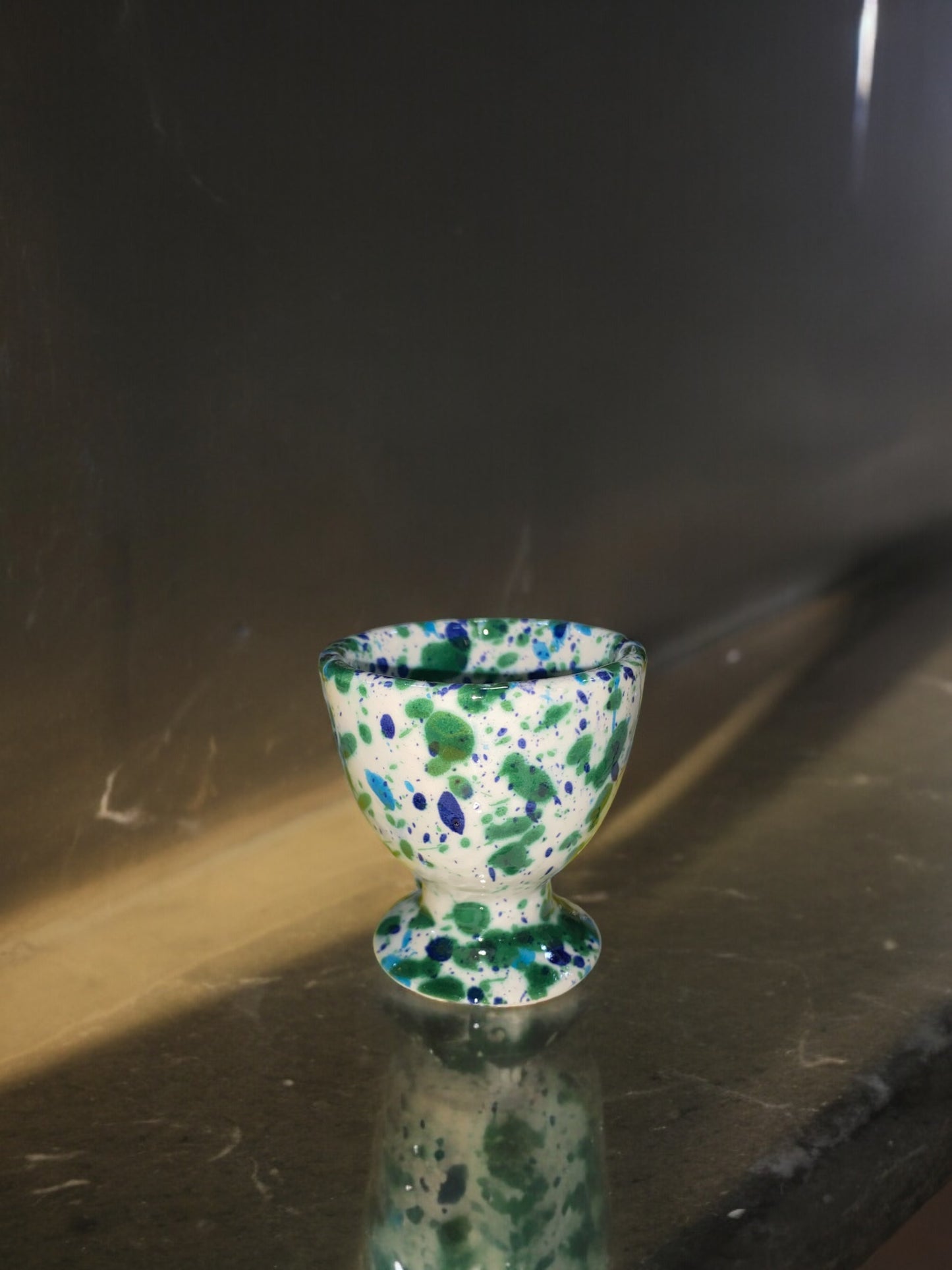 Coquetier en Céramique Artisanale - Motif Moucheté Bleu et Vert