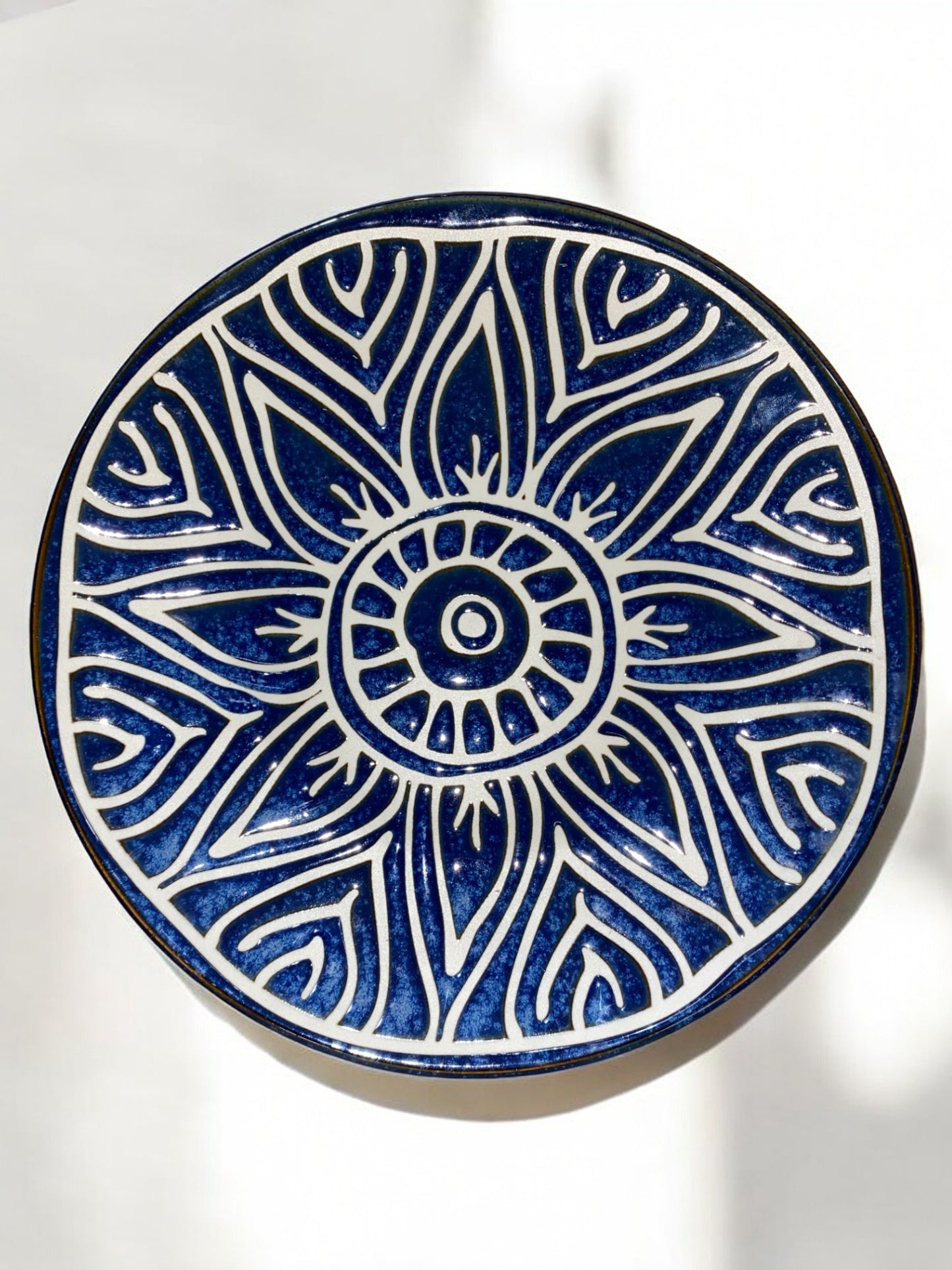 Grande Assiette en Céramique Artisanale Bleu Marine et Blanc - Motif Soleil