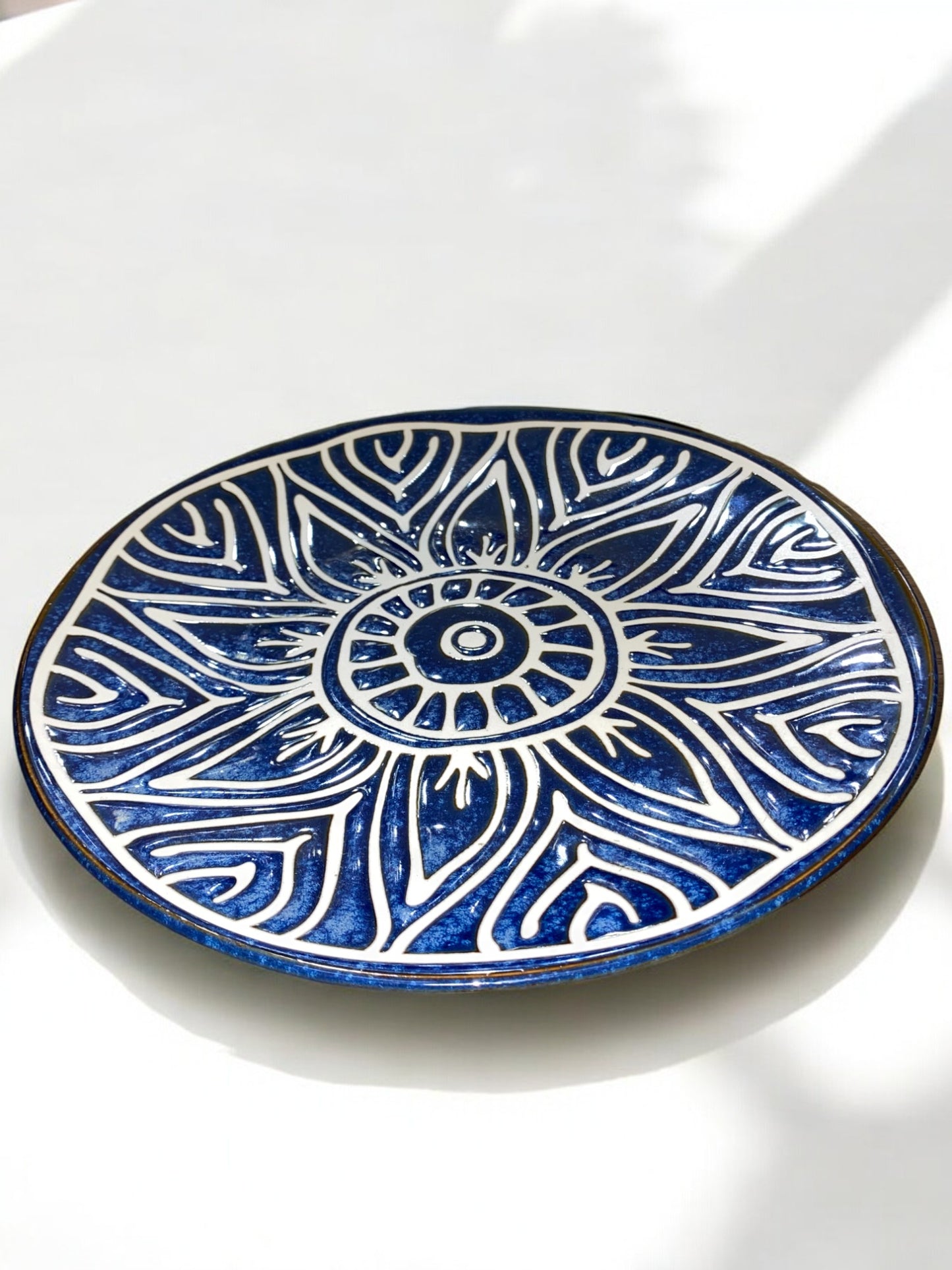 Grande Assiette en Céramique Artisanale Bleu Marine et Blanc - Motif Soleil