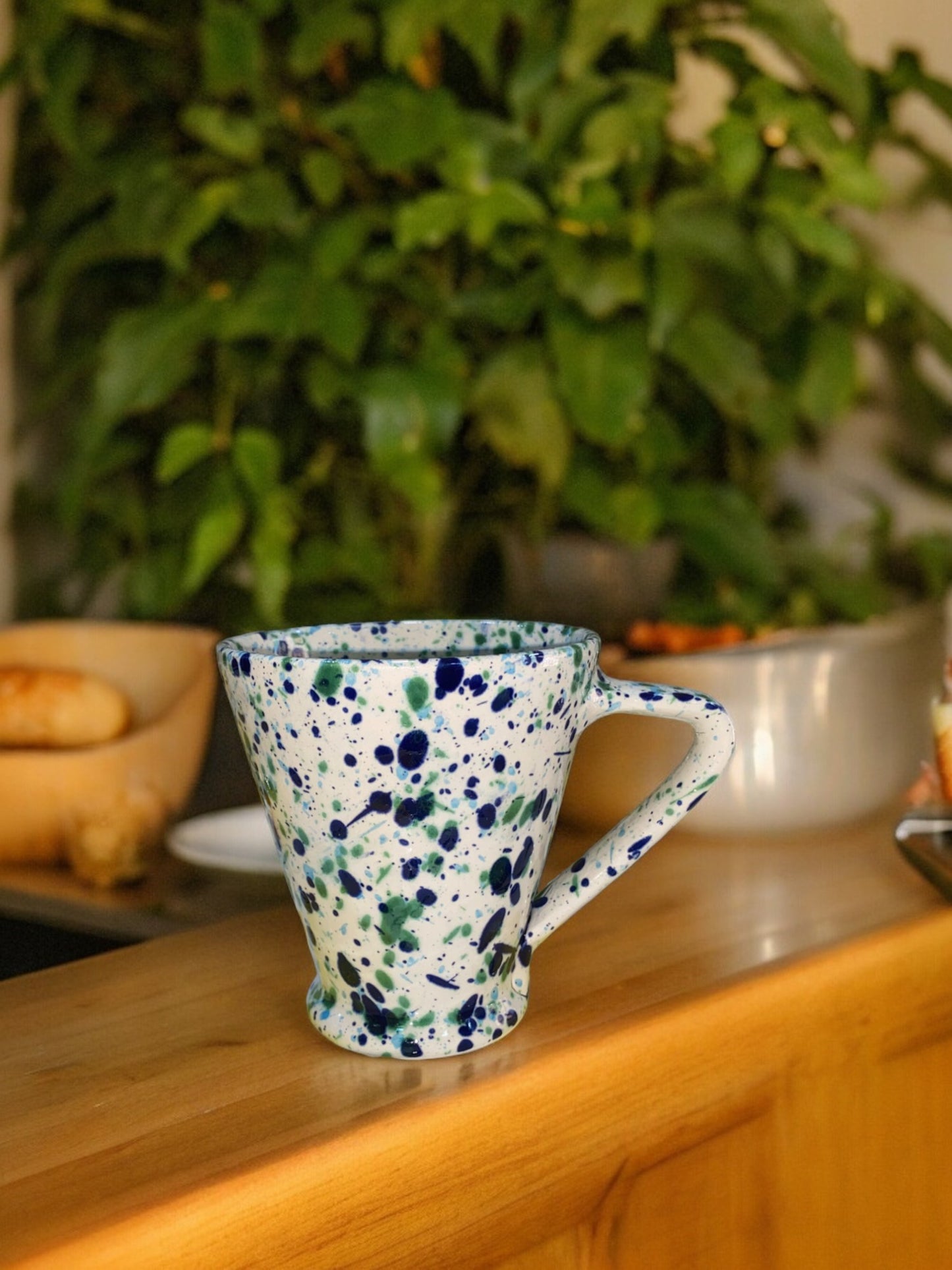 Mug Conique en Céramique Artisanale - Motif Moucheté Bleu et Vert