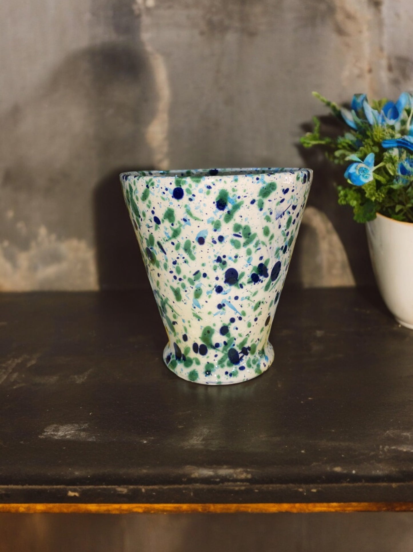 Mug Conique en Céramique Artisanale - Motif Moucheté Bleu et Vert