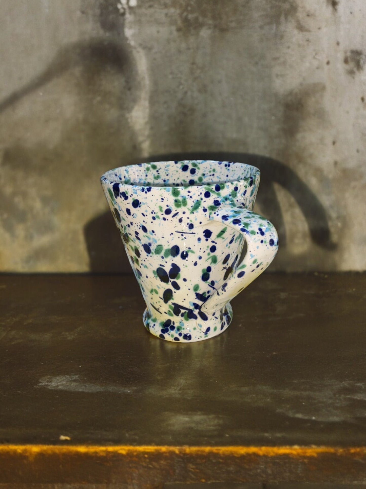 Mug Conique en Céramique Artisanale - Motif Moucheté Bleu et Vert