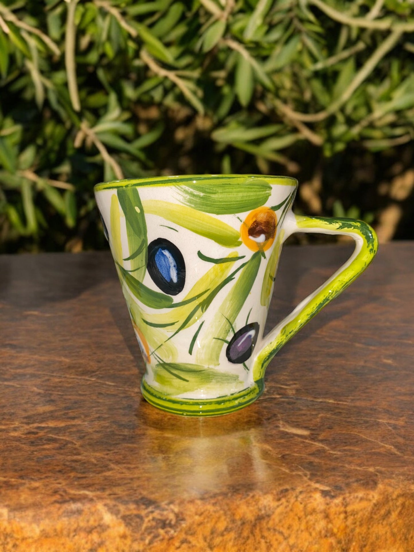 Tazza conica in ceramica realizzata a mano con motivi a oliva