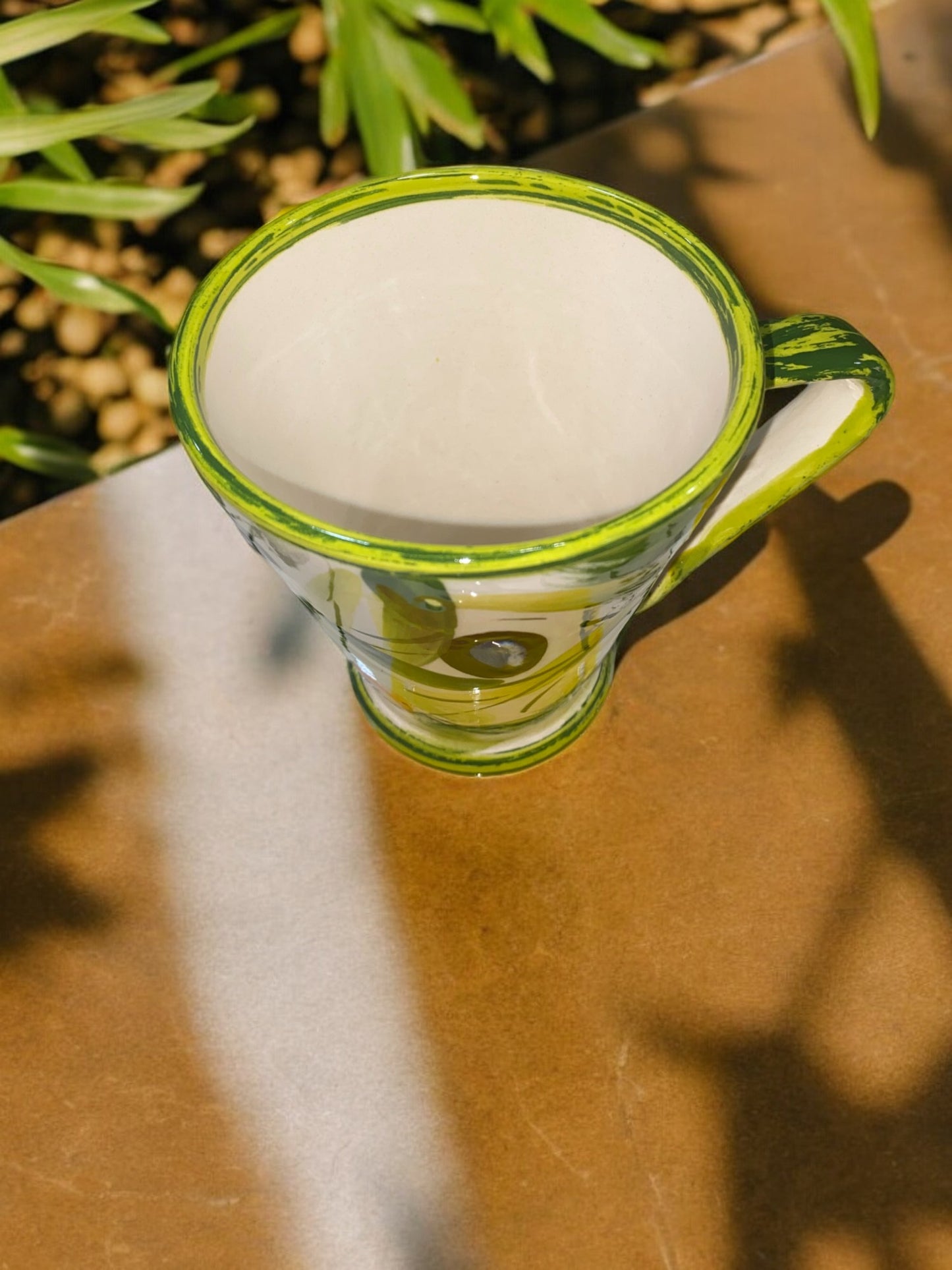 Tazza conica in ceramica realizzata a mano con motivi a oliva