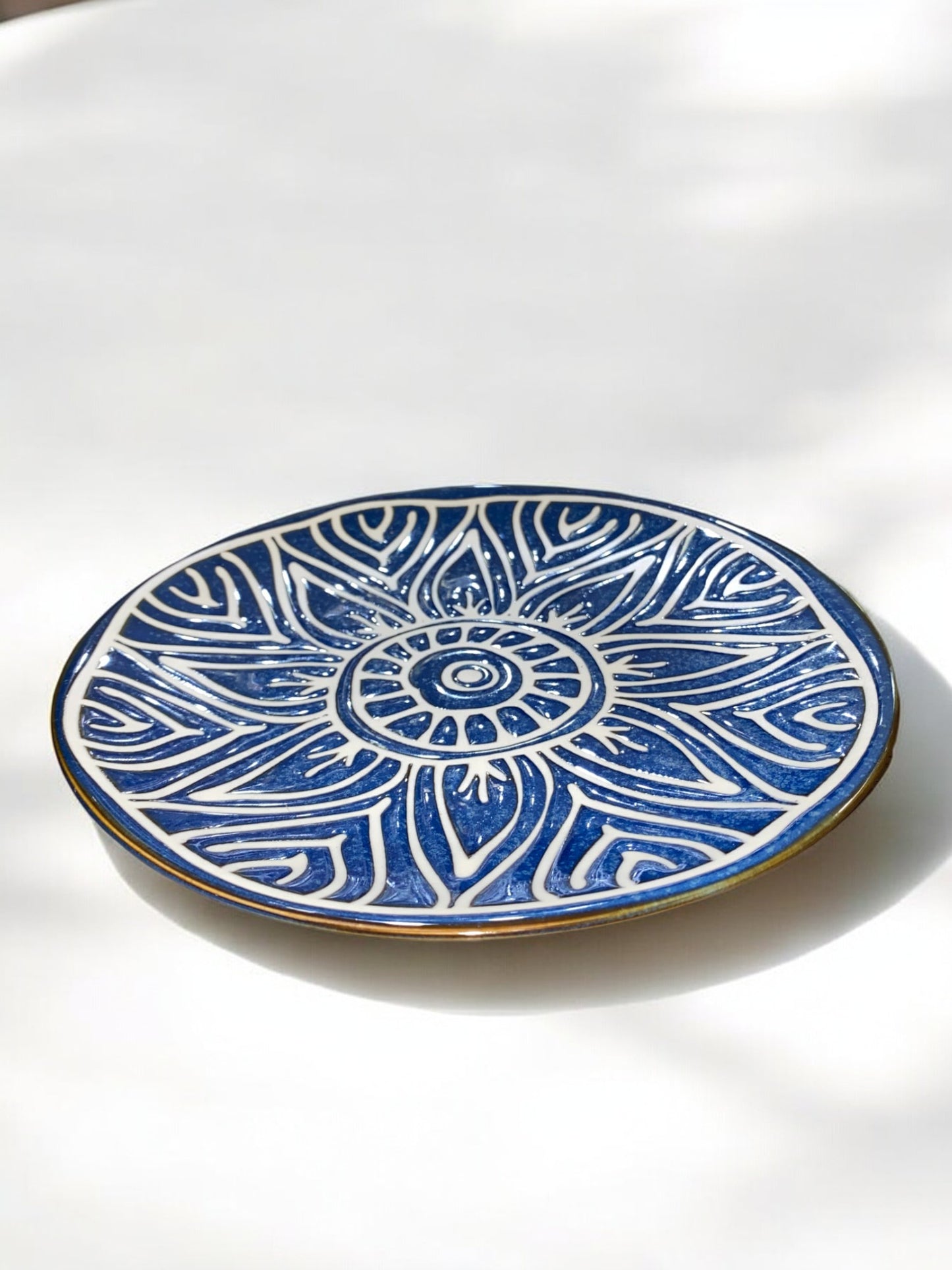 Petite Assiette en Céramique Artisanale Bleu Marine et Blanc - Motif Soleil