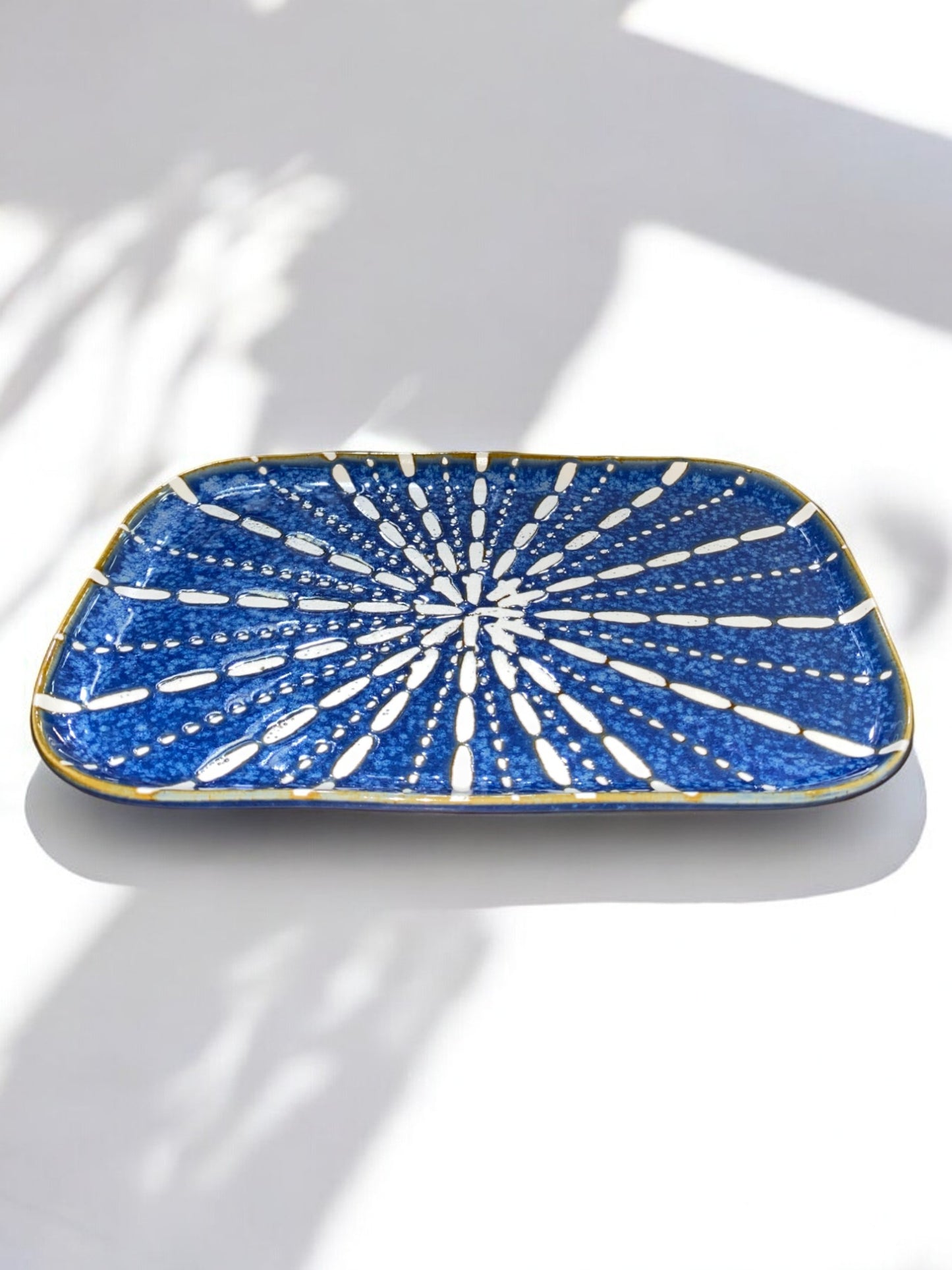 Petite Assiette Rectangulaire en Céramique Artisanale Bleu Marine et Blanc - Motif Oursin