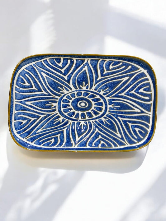 Petite Assiette Rectangulaire en Céramique Artisanale Bleu Marine et Blanc - Motif Soleil