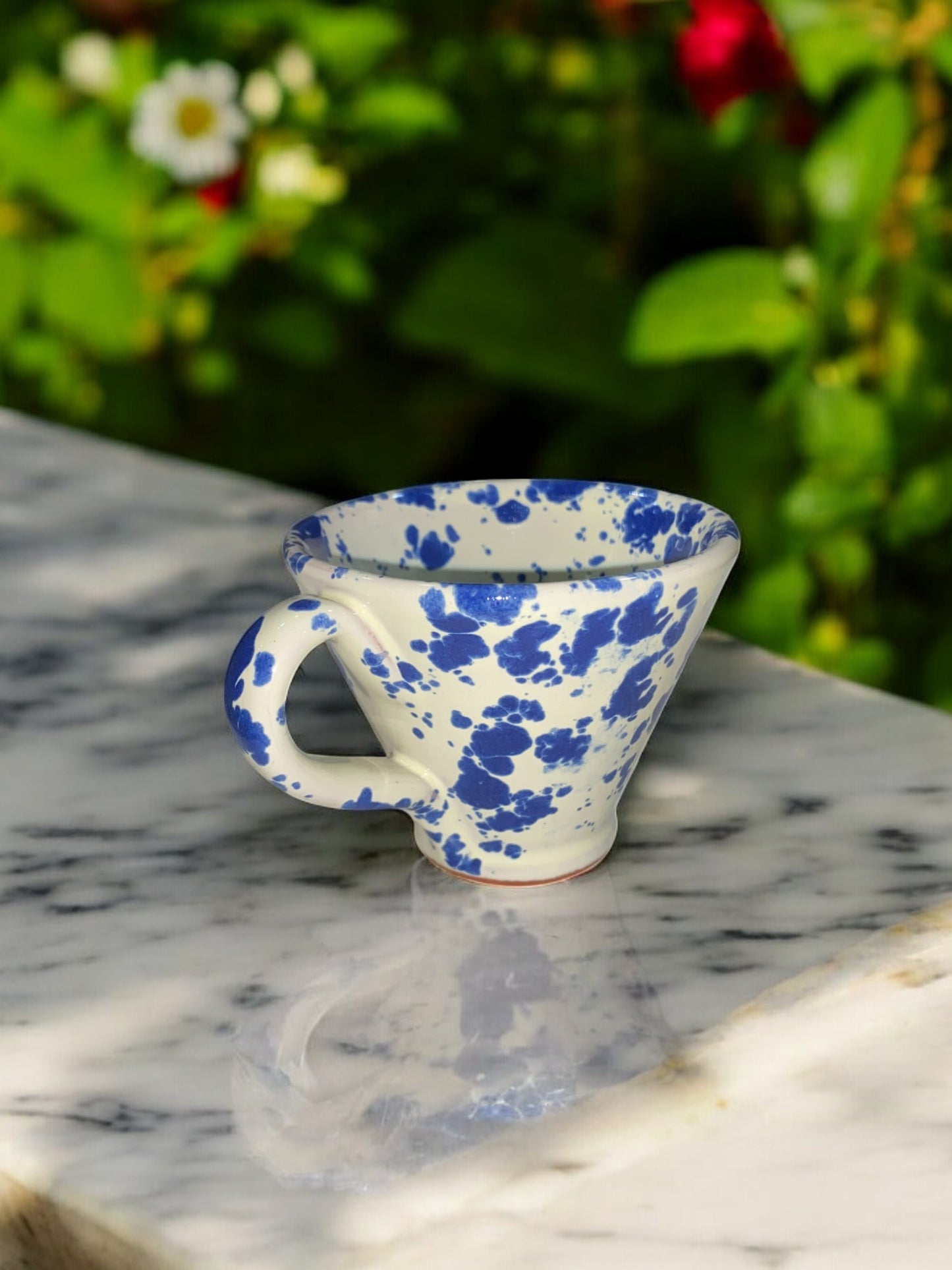 Tasse à Café Blanche et Bleue en Terre Cuite Artisanale