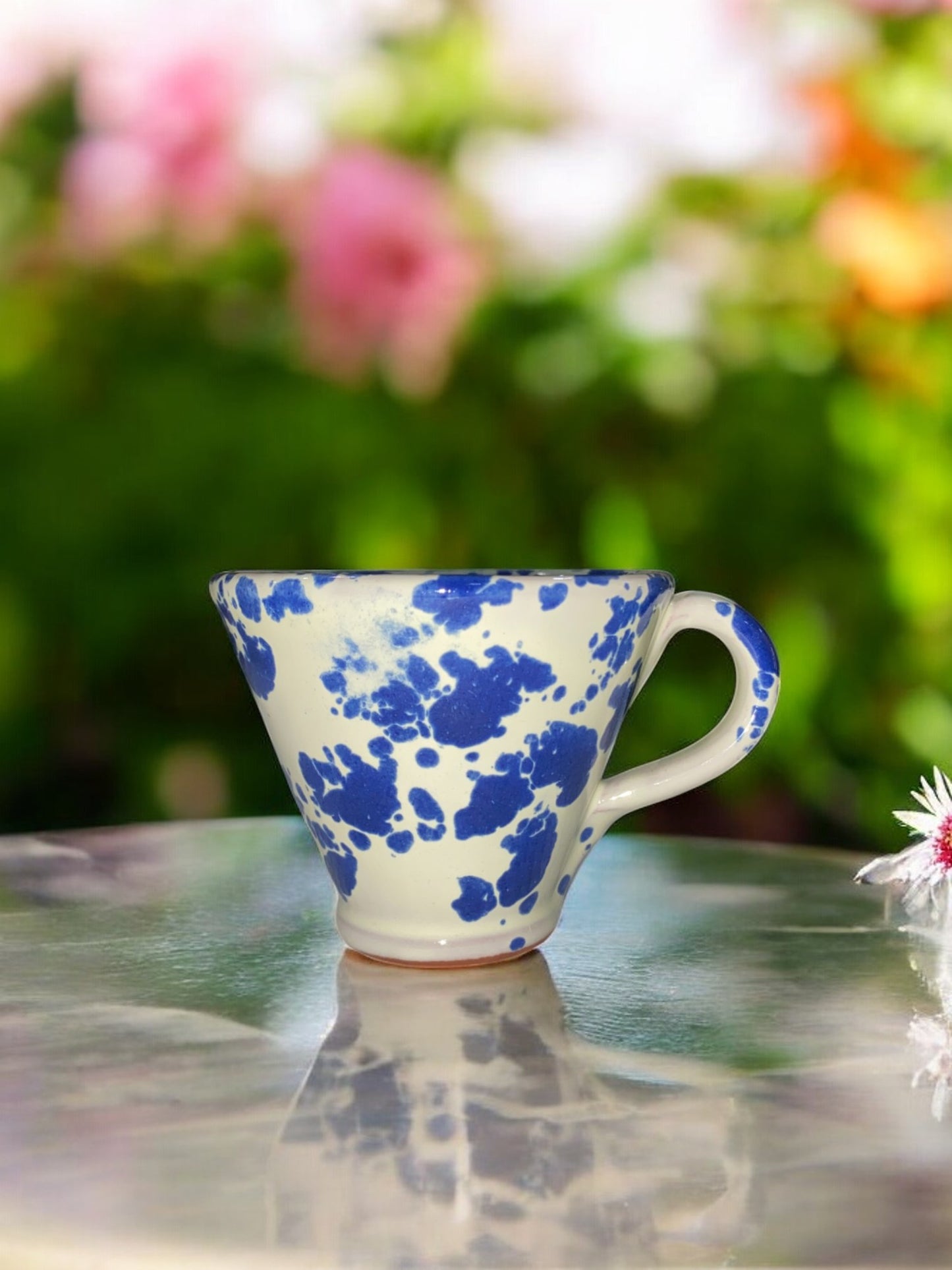 Tasse à Café Blanche et Bleue en Terre Cuite Artisanale